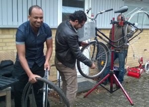 flygtninge reparerer cykler hos Røde Kors Hørsholm