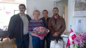 Maja blev fejret af mange på sin 75 års fødselsdag i Røde Kors huset. Her sammen med et par af de mange nye flygtninge, som ligesom alle de frivillige sætter stor pris på Maja. (Foto: Carina Mosbæk)