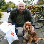 Landsindsamling 2016: Thomas Gill havde taget hunden med på indsamlingsdagen. Alle var enige om, at hans hund var dagens sødeste indsamler