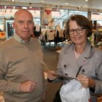 Landsindsamling 2016: Næstformand i Røde Kors Hørsholms bestyrelse Ole Persson sender Karen Valberg afsted. Karen er en ægte Røde Kors frivillig, både som aktivitetsleder i Vågetjenesten og aktiv i Røde Kors butikken