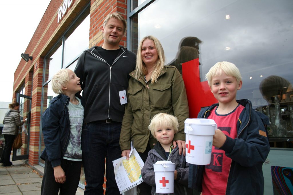 Landsindsamling 2016: Hele familien var afsted for at hjælpe Røde Kors. Maj og Peter Thorup med drengene Max (3), Aksel (7) og August (9)