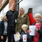 Landsindsamling 2016: Hele familien var afsted for at hjælpe Røde Kors. Maj og Peter Thorup med drengene Max (3), Aksel (7) og August (9)