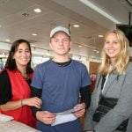 Landsindsamling 2016: Medlem af Røde Kors Hørsholms bestyrelse Rachel Moldavsky (tv) sender Frederik Christensen og Nicoline Vedel fra Rungsted Gymnasium afsted på deres indsamlingsrute