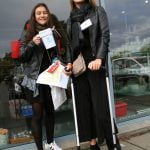 Landsindsamling 2016: Helena Winther Hylholt var på krykker, men det forhindrede hende ikke i at samle ind for Røde Kors med veninden Caroline Mathilde Alfsen