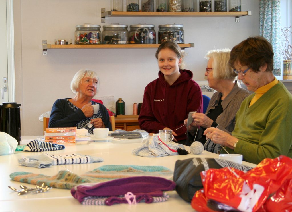 Nørklerne hos Røde Kors i Hørsholm har besøg af en ung praktikant, Rebecca Riis